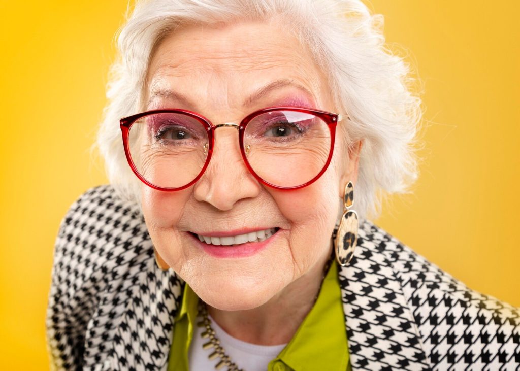 femme 80 ans coupe cheveux avec lunette