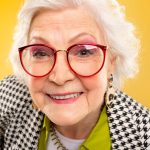 femme 80 ans coupe cheveux avec lunette