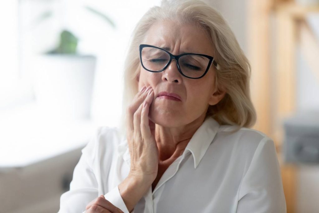 femme qui a mal au dents